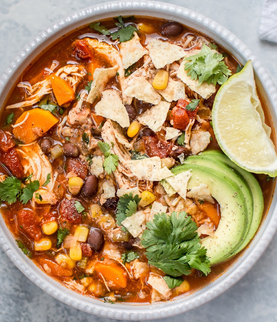 Sopa de pollo mexicana