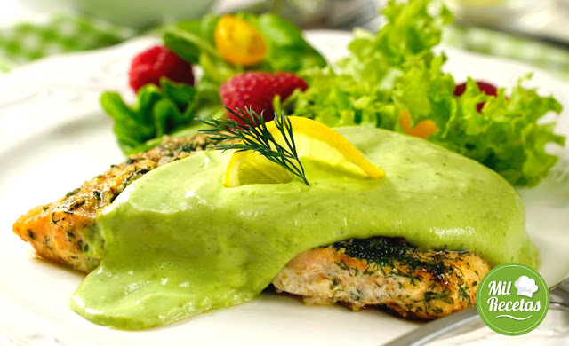 Filete de salmón con salsa de aguacate