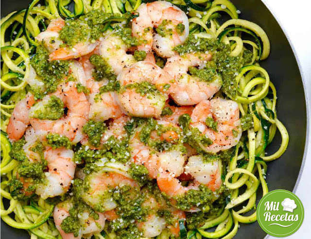 Camarones cremosos con pasta al pesto