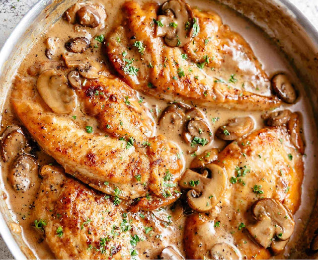 Pollo marsala sobre arroz blanco