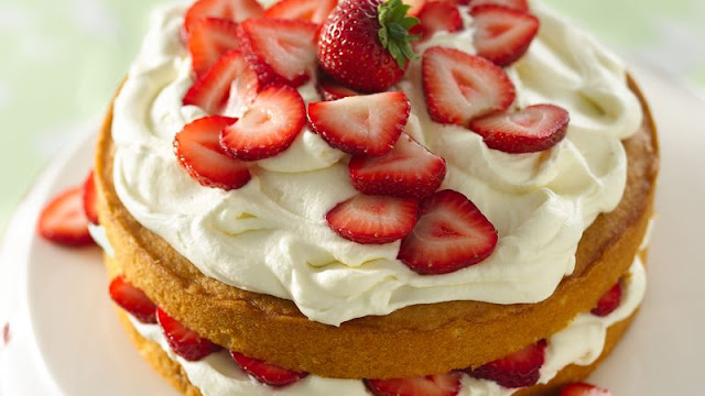 Strawberry cake with cream