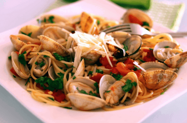 Spaghetti with clam sauce