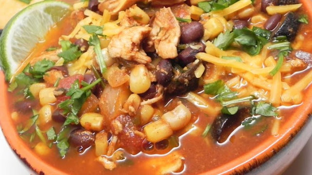 Sopa de enchilada con pollo