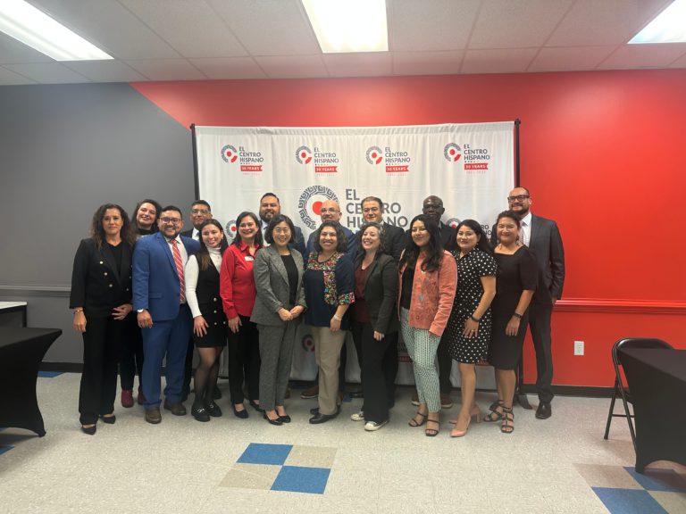 La Representante Comercial de los Estados Unidos, Katherine Tai, se reúne con líderes latinos en El Centro Hispano en Durham