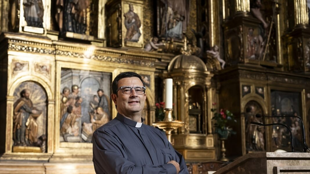 Canonista, sacerdote, cofrade y persona comprometida. Entrevista a Dº Fernando Arregui