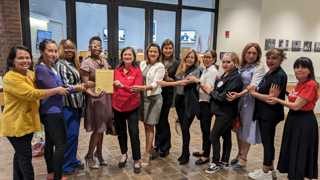 El Centro Hispano agradece al Alcalde de Durham, Leonardo Williams por la proclama sobre el Día de la Mujer