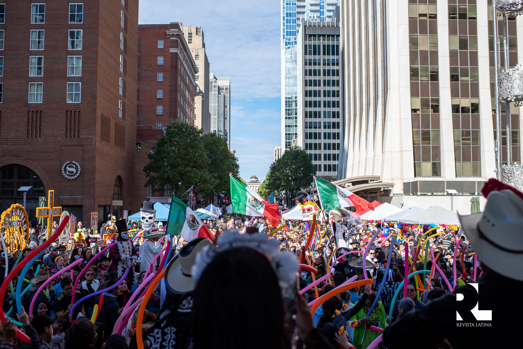 El pasado domingo 26 de octubre, el Downtown de Raleigh se vistió de flores de cempasúchil, música, color y tradición con la Celebración del Día de los Muertos 2025, organizada por Revista Latina NC. Este evento, que ya se ha convertido en una de las celebraciones más esperadas del año en Carolina del Norte, reunió a más de 30,000 visitantes provenientes de distintos condados y nacionalidades, quienes disfrutaron de una jornada llena de arte, cultura y tradición.